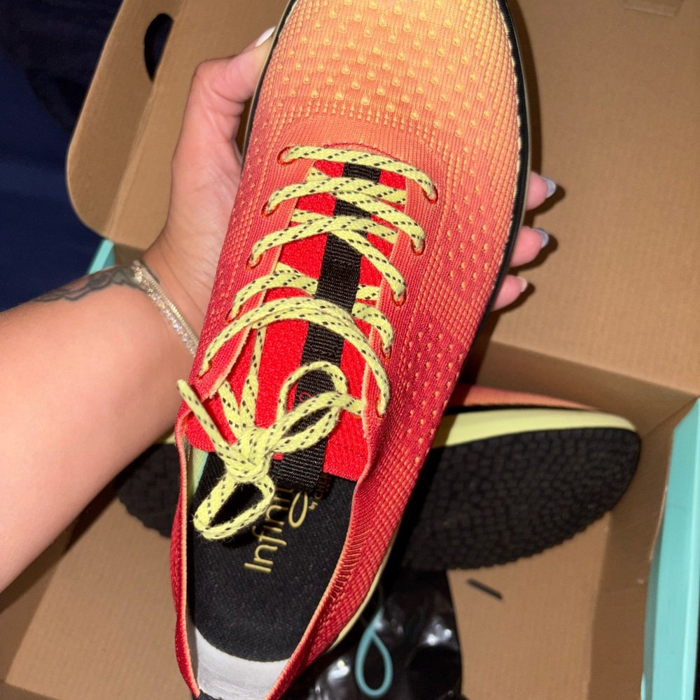 Stylish Gradient Sneakers - Picture 3 of 4